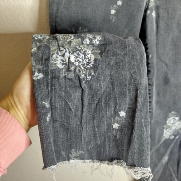 PAIGE Black Light Wash Hoxton Floral Print Straight Leg Jeans sz 28 - Picture 7 of 11